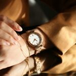 montre de luxe au poignet